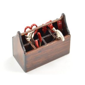 Élethű fa szerszámosláda makett, szerszámokkal